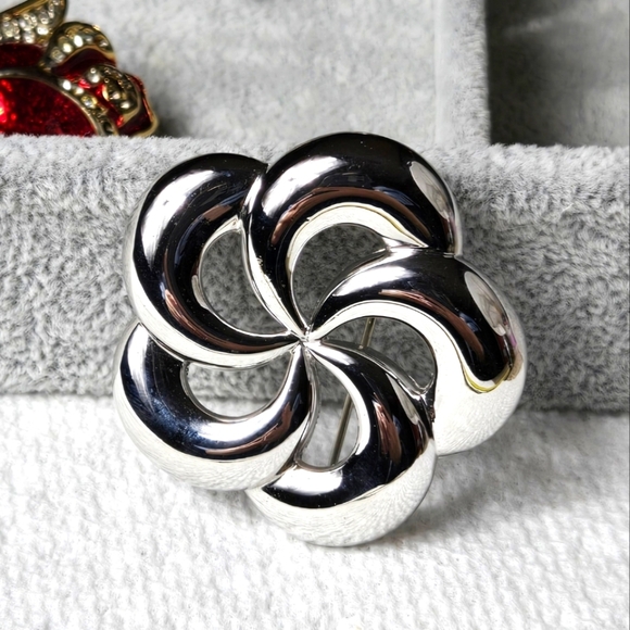 Monet Openwork Silver Floral Brooch Pin - Picture 3 of 15